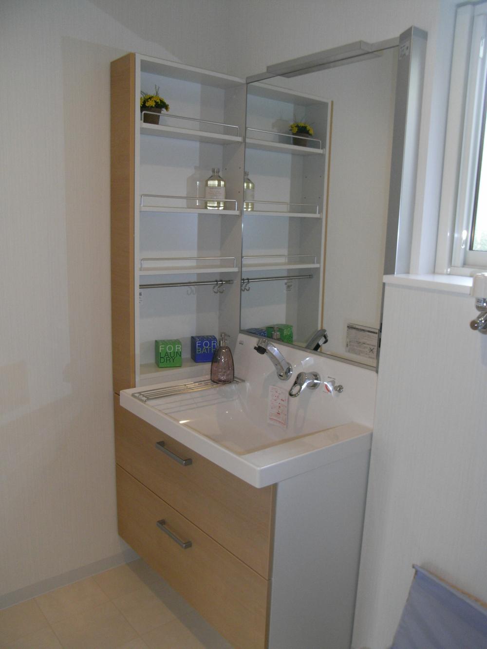 Wash basin, toilet. Indoor (September 2013) Shooting