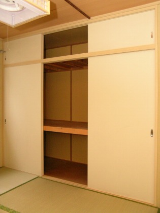 Receipt. Large closet equipped with the Japanese-style room