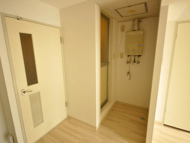 Washroom. Dressing room and washing machine Storage! 