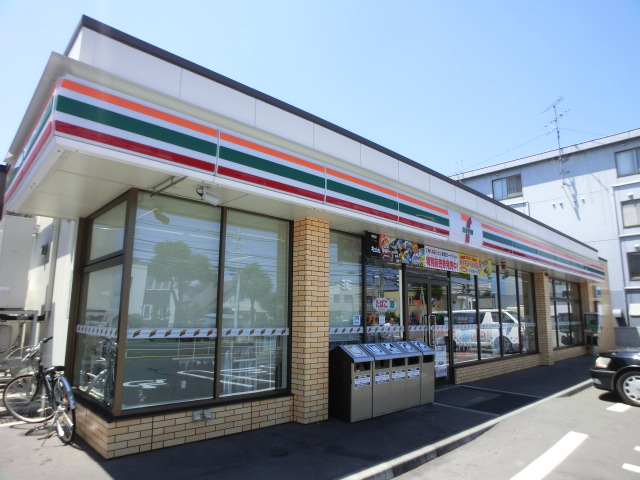 Convenience store. Seven-Eleven Sapporo Kita Article 39 store (convenience store) to 200m