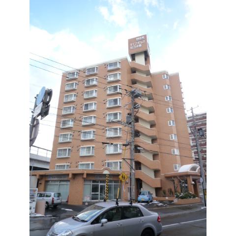 Building appearance. Large is the scale condominium. 