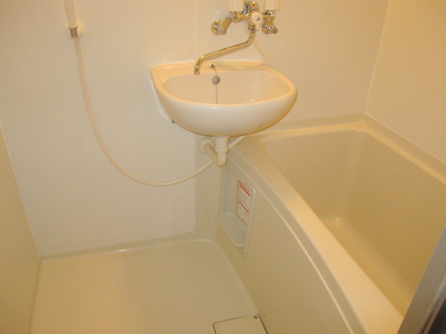 Bath. Bathtub that can stretch the foot heals tired ^^