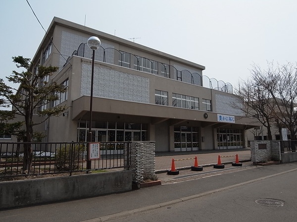 Junior high school. 763m to Sapporo Municipal Hokuyo junior high school (junior high school)