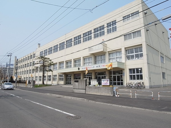 Primary school. 676m to Sapporo Municipal Hokuyo elementary school (elementary school)