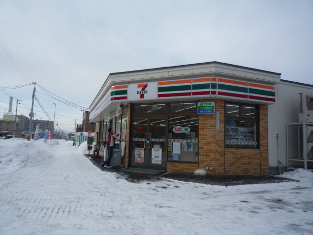 Convenience store. Seven-Eleven Sapporo shin kotoni Article 11 store up to (convenience store) 442m