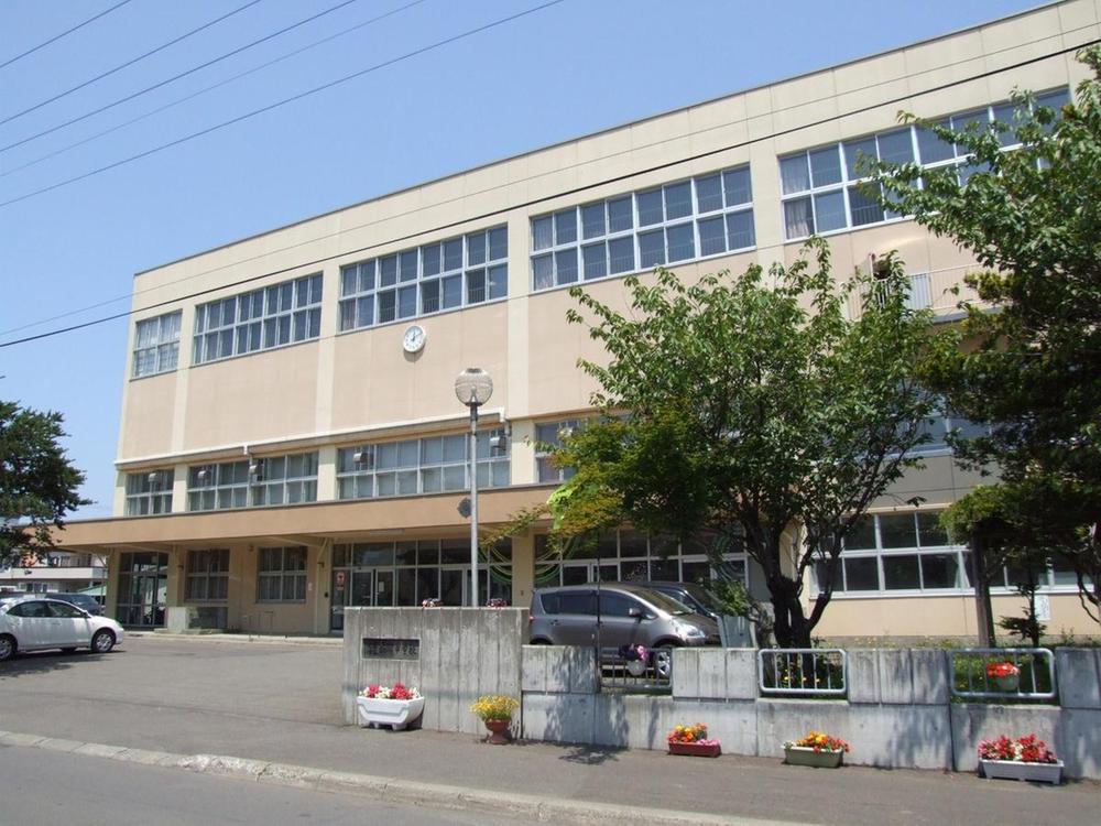 Junior high school. 420m to Shinkawa junior high school