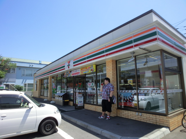 Convenience store. Seven-Eleven Sapporo Kita Article 33 store up to (convenience store) 361m