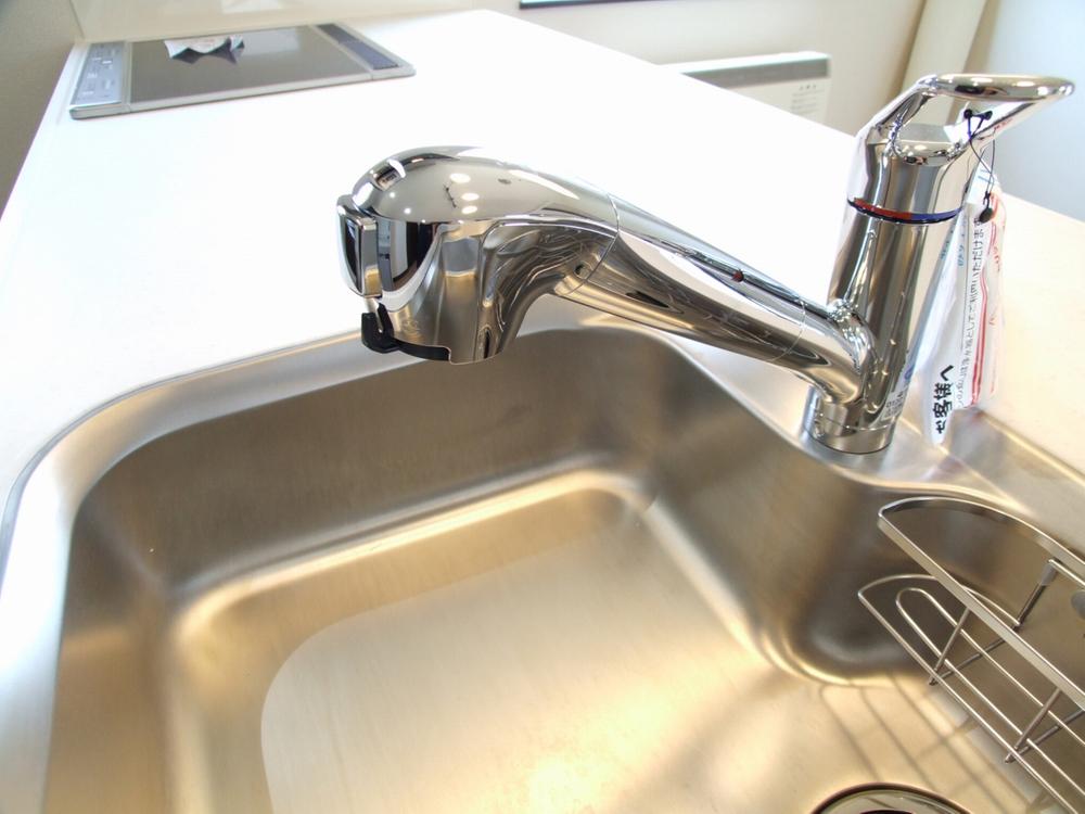 Other introspection. Faucet integrated water purifier that can be switched to the clean water at the touch of a button. Because the hand shower type nozzle expands and contracts also useful to clean in the sink (the same specification photo)