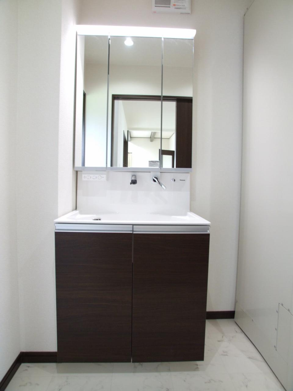 Other Equipment. Panasonic made vanity <Utsukushizu> to adopt clean Easy specification mirror storage was used (all models) organic glass-based new material is also installed electrical outlet, It can be beauty consumer electronics housed while charging ※ Model by different color variations