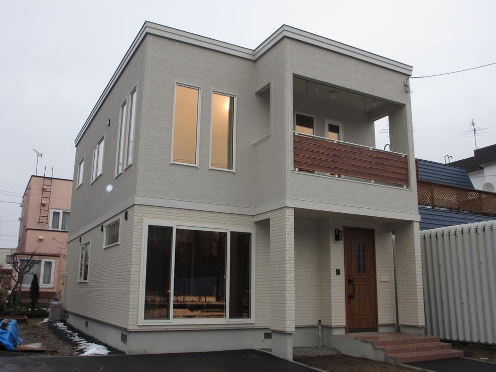 Local appearance photo. A simple two-tone color in modern style