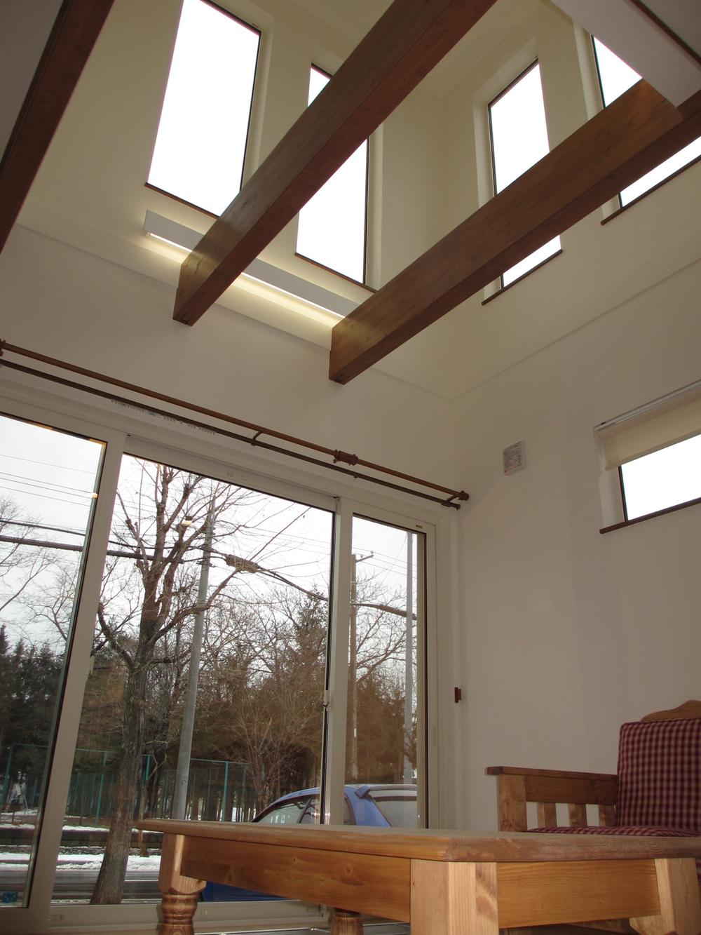 Living. living, Spacious living room with a sense of unity to the neighboring Japanese and Western room. And large windows, Bright space where sunlight pouring from the skylight of the atrium
