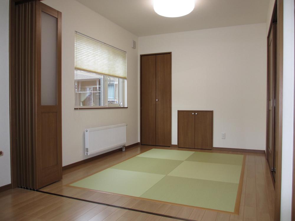 Non-living room. Japanese and Western roomese and Western room is adjacent to the living room and dining, Versatile, such as drawing-room and a children's playground. With a convenient storage under the staircase space was full advantage of