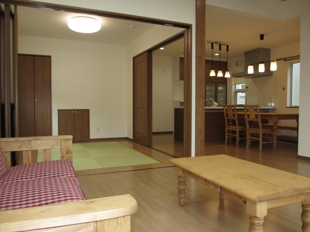 Living. living ・ dining, Overlooking to Japanese-style room to living room and adjacent from the face-to-face in the kitchen