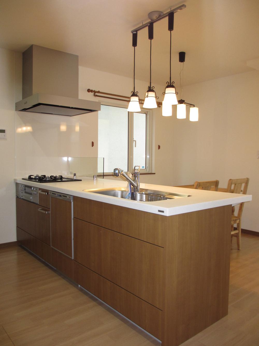 Kitchen. Panasonic made System Kitchen <living station> clearance less sink and easy specification of the range hood and care of the flat design. Kitchen of the dishwasher and water purifier, such as convenient facilities was also adopted enhanced function