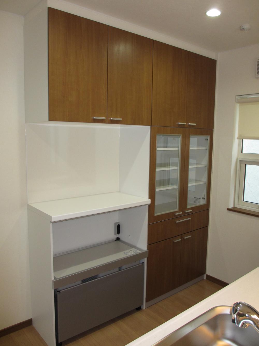 Kitchen. The back of the kitchen, Cupboard. It is also equipped indispensable dust box in the kitchen