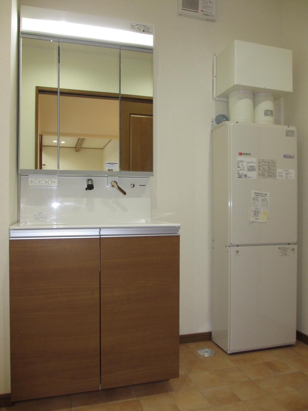 Wash basin, toilet. Panasonic made vanity <Utsukushizu> Sukimaresu structure and easy to clean with excellent material in water repellency. There is storage space in the back of the three-sided mirror, Fits also refreshing and cosmetics