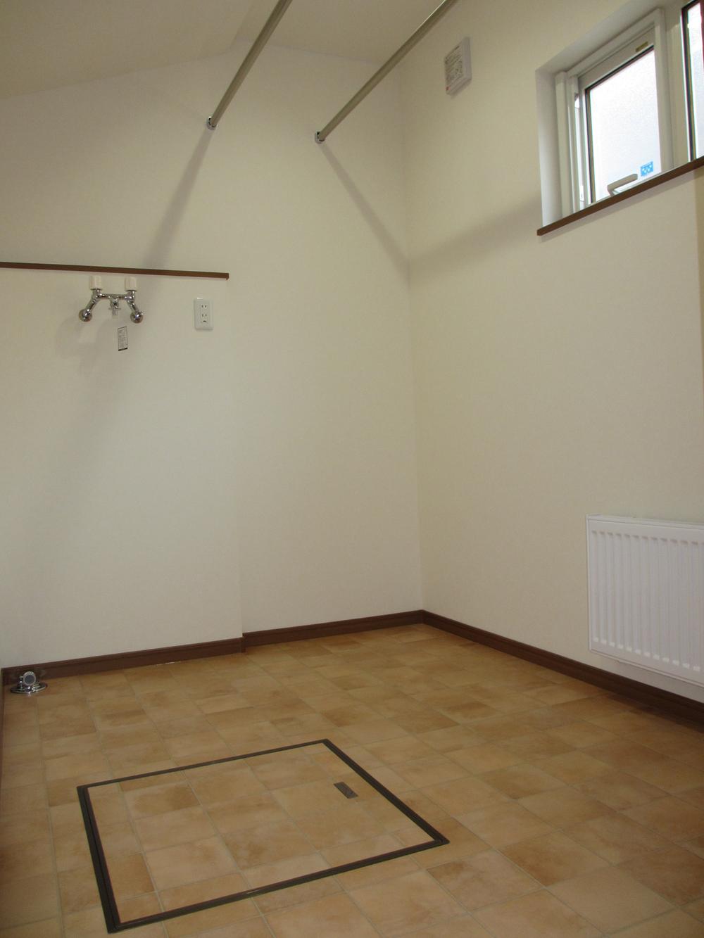 Non-living room. Laundry Room (same specifications photo) winter also laundry and rainy day comfortable laundry room is also useful leads adjacent to the utility.