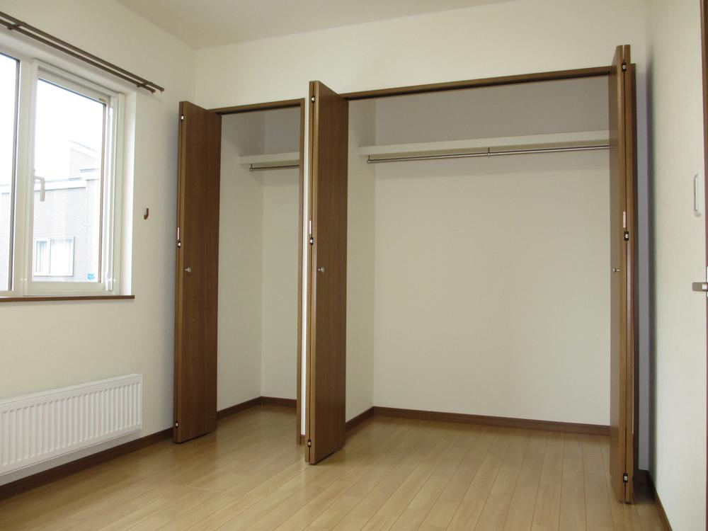 Non-living room. Western-style (same specifications photo) wall-to-wall closet storage capacity, of course, Ease attractive of out
