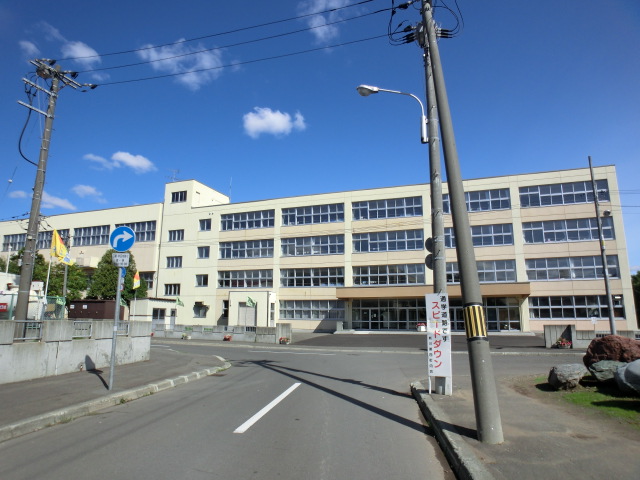 Junior high school. 800m to Sapporo Municipal Shinkawa junior high school (junior high school)