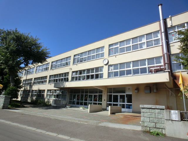 Primary school. 800m to Sapporo Municipal Shinkawa central elementary school (elementary school)