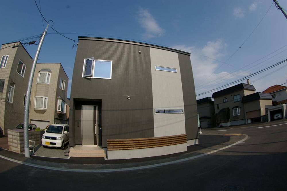 Local appearance photo. A feeling of opening the southwest corner lot.