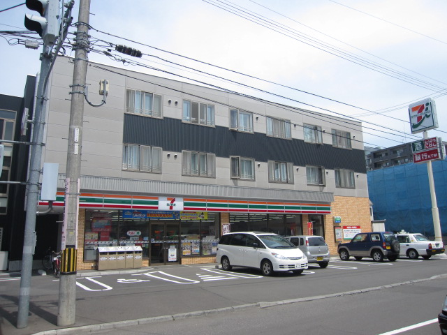 Convenience store. Seven-Eleven Sapporo Kita Article 22 store up to (convenience store) 394m