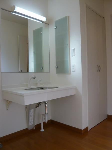 Wash basin, toilet