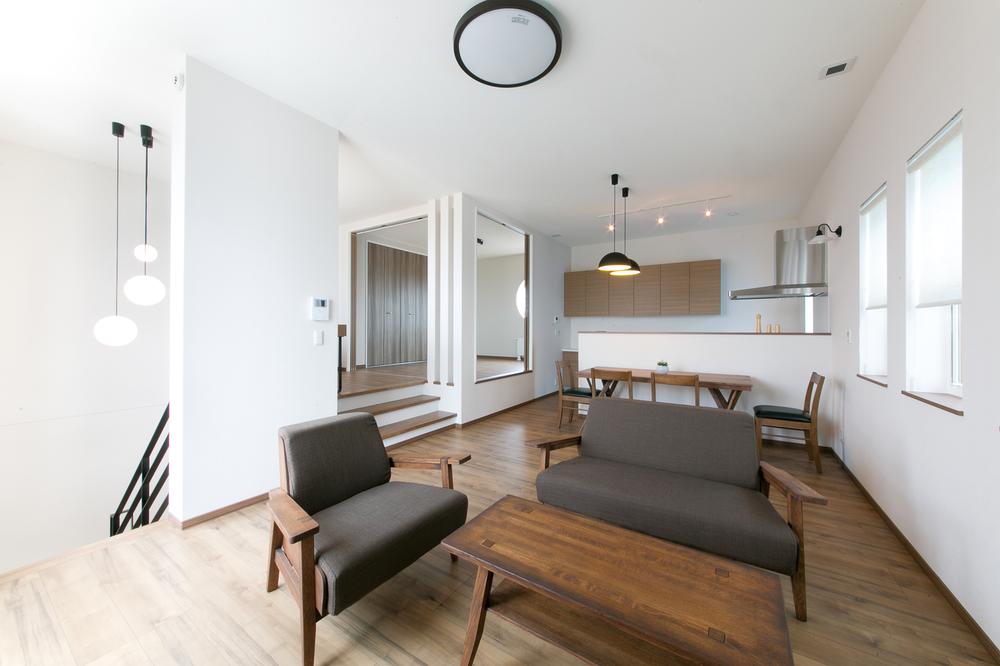 Living. Beside living, By providing a free space and the living room even more of the child-rearing generation it has become a convenient making.