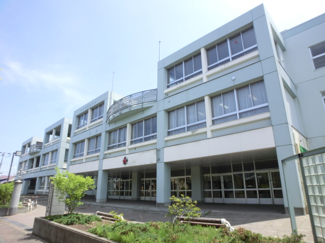 Junior high school. 1884m to Sapporo Municipal Ainosato east junior high school (junior high school)