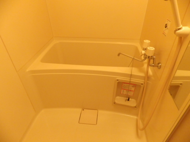 Bath. Spacious unit