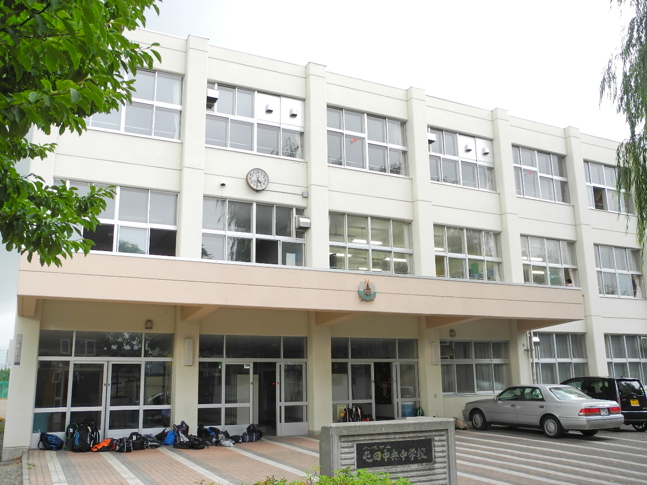 Junior high school. 282m to Sapporo Municipal colonization central junior high school (junior high school)