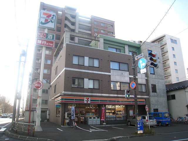 Convenience store. Seven-Eleven North Article 11 store up to (convenience store) 183m