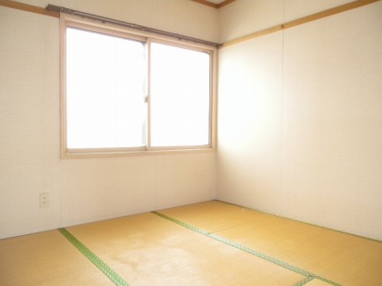 Other room space. Japanese-style room is also bright