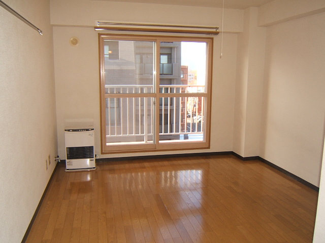 Other room space. There is also a window is large balcony ☆ 