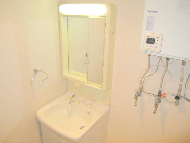 Washroom. There is a wash basin, It is easy, such as wash basin and toothpaste! ! 