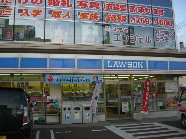 Convenience store. Lawson Sapporo shin kotoni Article 8 store up (convenience store) 205m