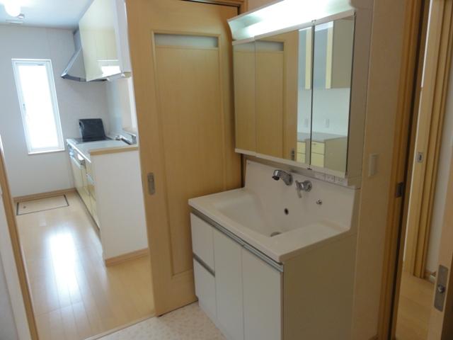 Wash basin, toilet