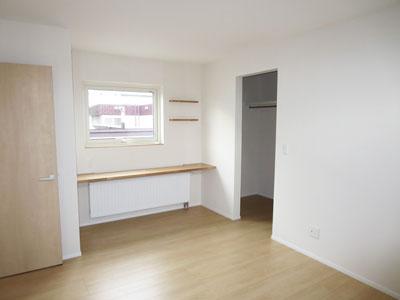 Non-living room. The 8.3 Pledge Western-style There are two places a walk-in closet. Counter or place small items and books, It can also be used as a desk