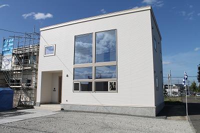 Local appearance photo. Appearance with large windows remarkably eye-catching