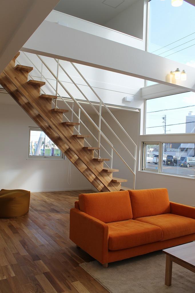 Living. Atrium living large sunshine pouring and Mr. Mr. penetrate to the second floor. Floor adopts solid wood