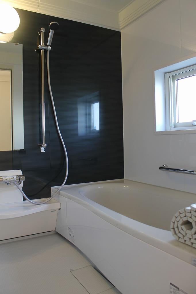 Bathroom. Bright bathroom there is a lighting window. Bathtub adopts artificial marble bath with a feeling of luxury