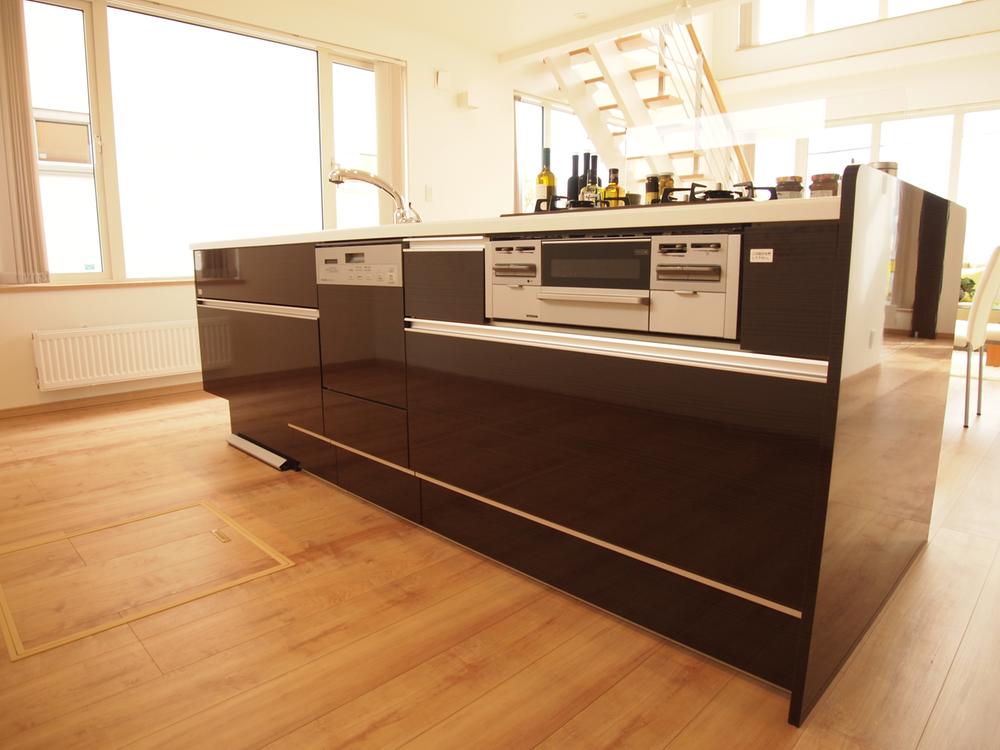 Other Equipment. Kitchen Studio "Takara Standard" specification dishwashing with a kitchen island.