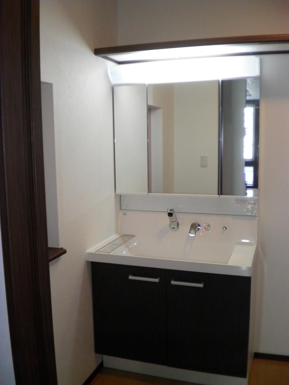 Wash basin, toilet. Interior