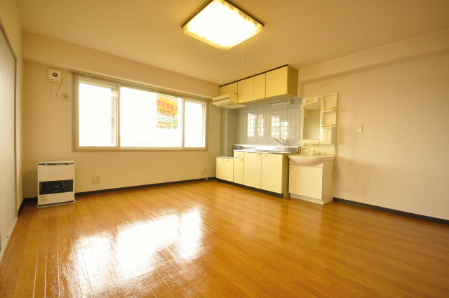 Living and room. It is another room photo of the same building ☆ 