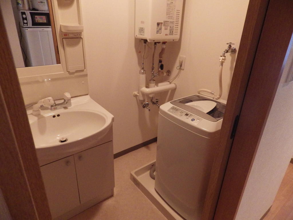 Washroom. Washbasin with shower ☆ Also it comes with a washing machine ☆ 