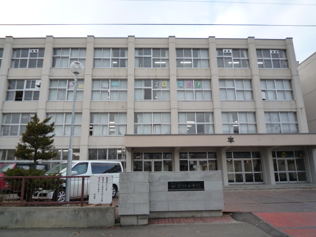 Junior high school. 920m to Sapporo Municipal shin kotoni junior high school (junior high school)