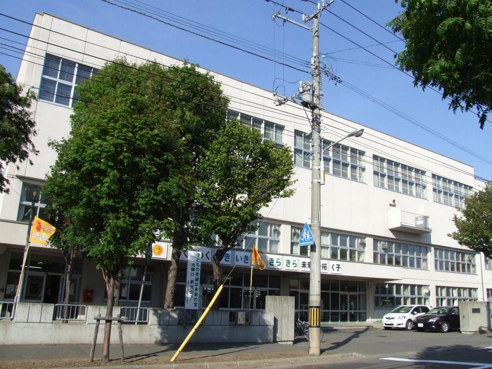 Primary school. Sapporo City Shinko to elementary school 200m
