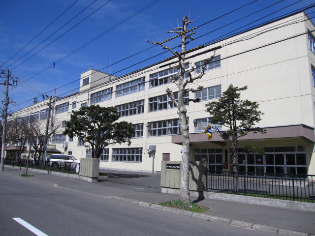 Junior high school. 284m to Sapporo Municipal Beichen junior high school (junior high school)