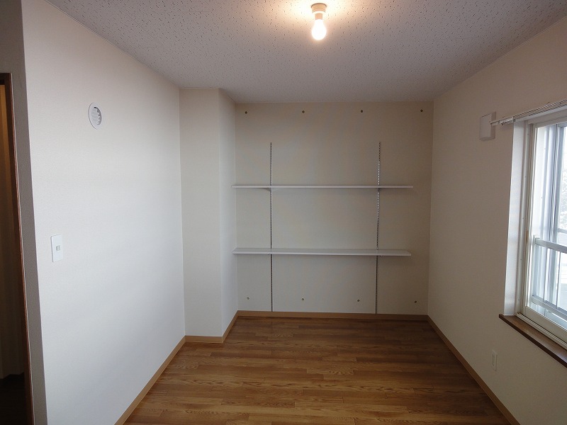 Other room space. There is also a shelf of movable bedroom is spacious 9.5 Pledge