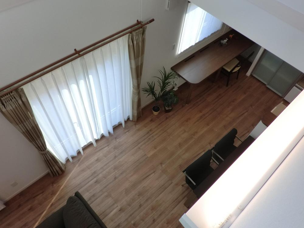 Other introspection. Living that can look down from the second floor hall ・ Dining is very bright, Very open